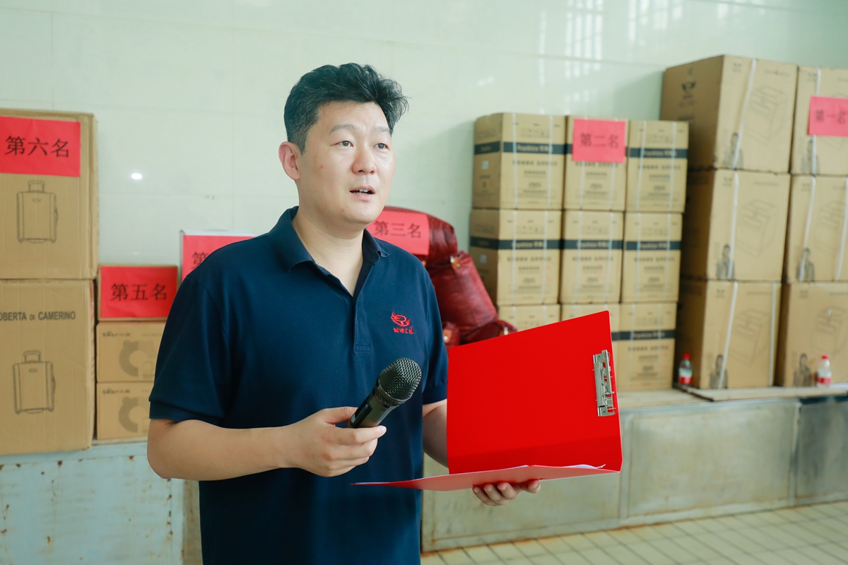 03-公司工會(huì)副主席、總經(jīng)理助理彥祺主持活動(dòng)閉幕式.JPG