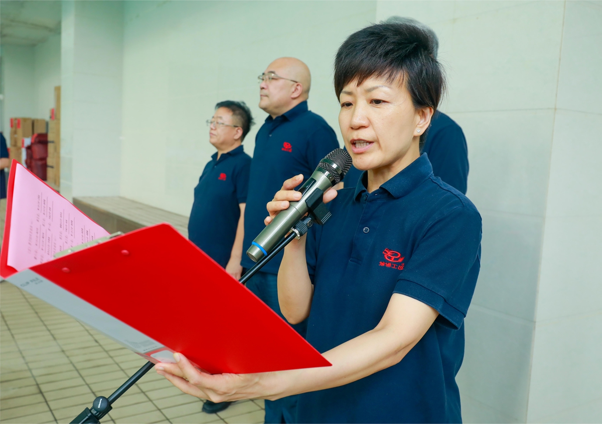 02-公司工會(huì)主席、副總經(jīng)理時(shí)群英宣讀比賽成績(jī)1.JPG