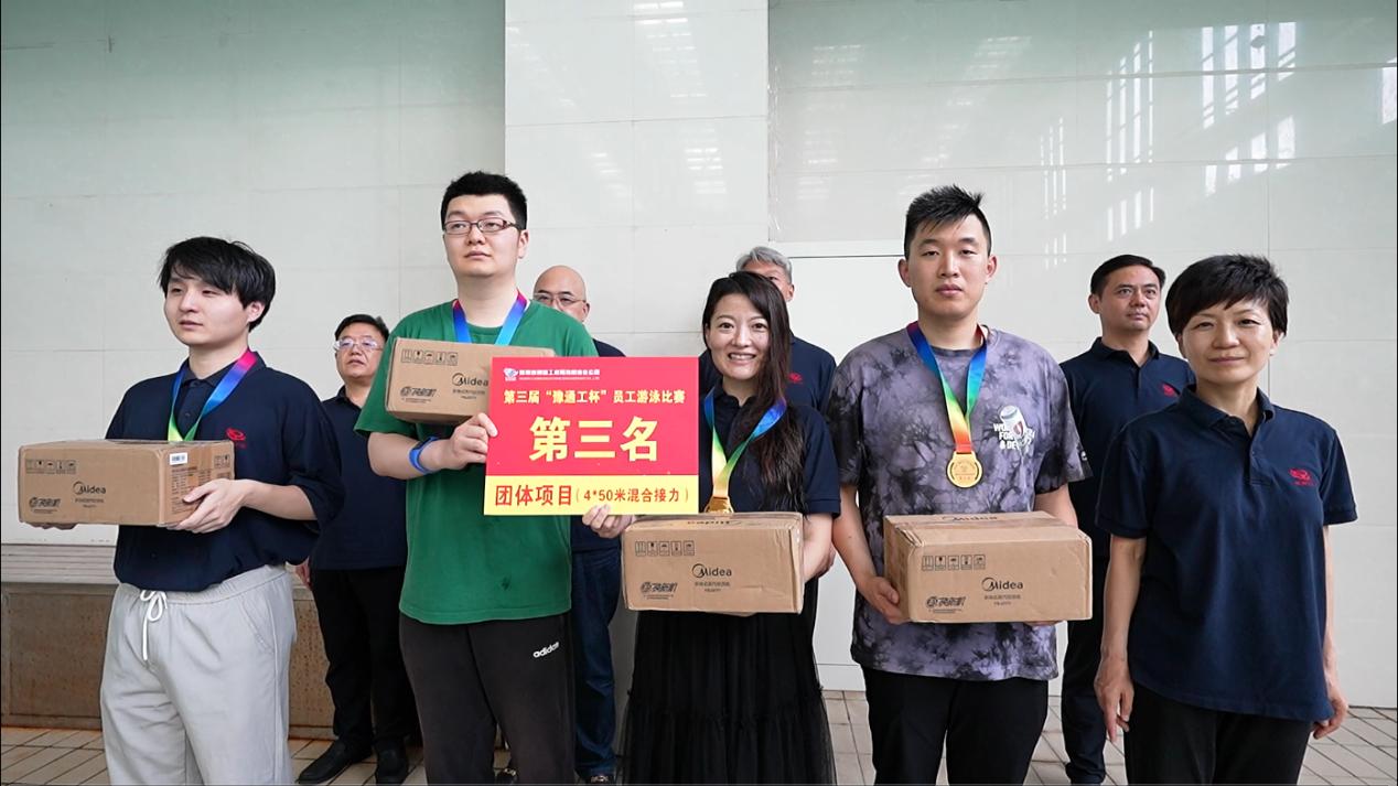 07公司工會(huì)主席、副總經(jīng)理時(shí)群英為榮獲450米接力第三名的：第二分工會(huì)（職能部門(mén)）頒獎(jiǎng)表彰.jpg