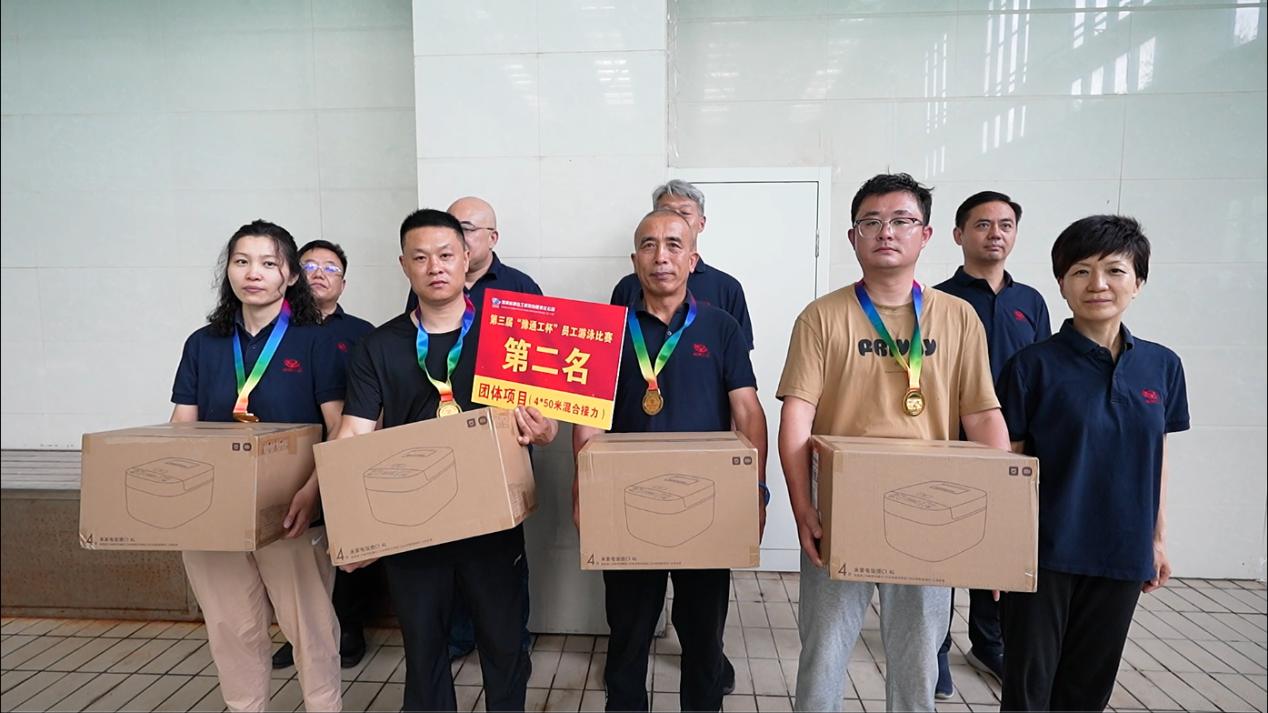 08公司工會(huì)主席、副總經(jīng)理時(shí)群英為榮獲450米接力項(xiàng)目第二名的：第十三分工會(huì)（焦作分公司）頒獎(jiǎng)表彰.jpg